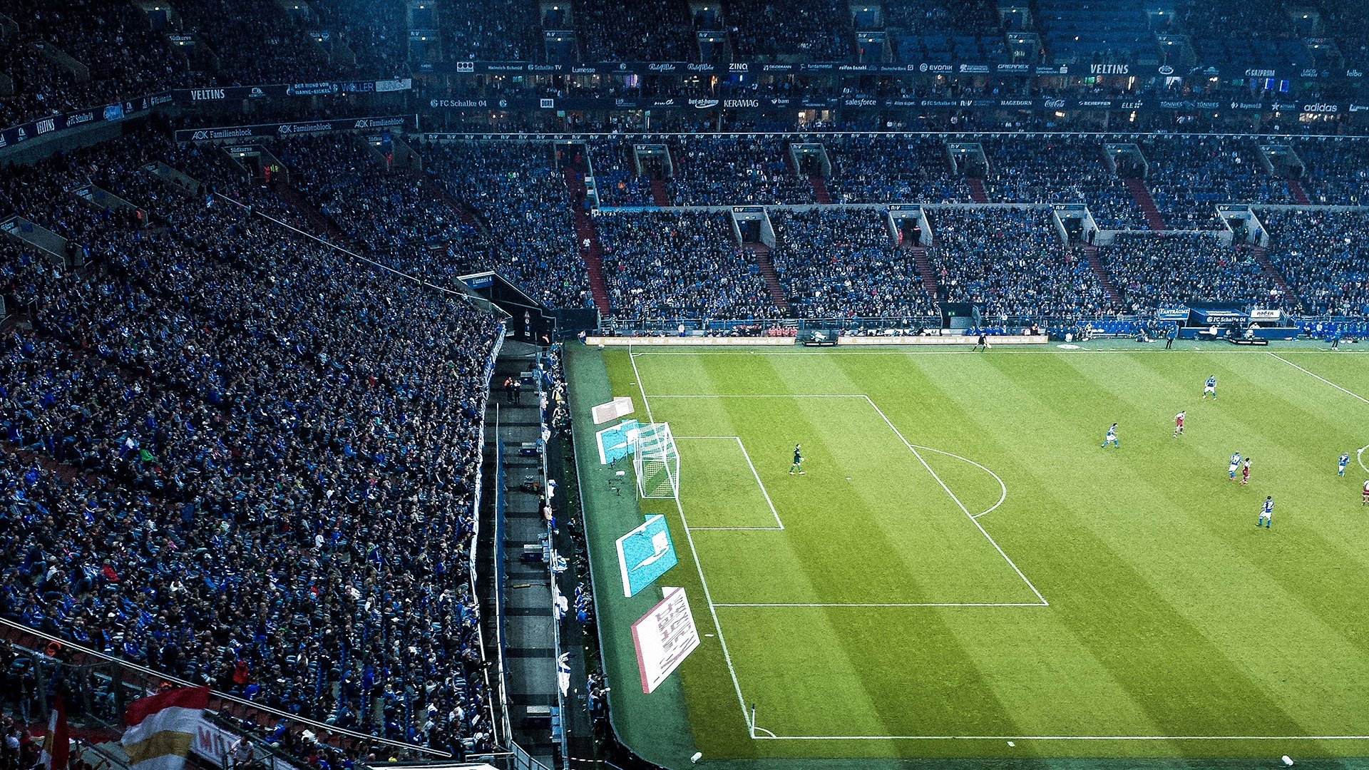 足球裁判因判罚失误受到批评，被要求道歉，足球裁判被罚下场